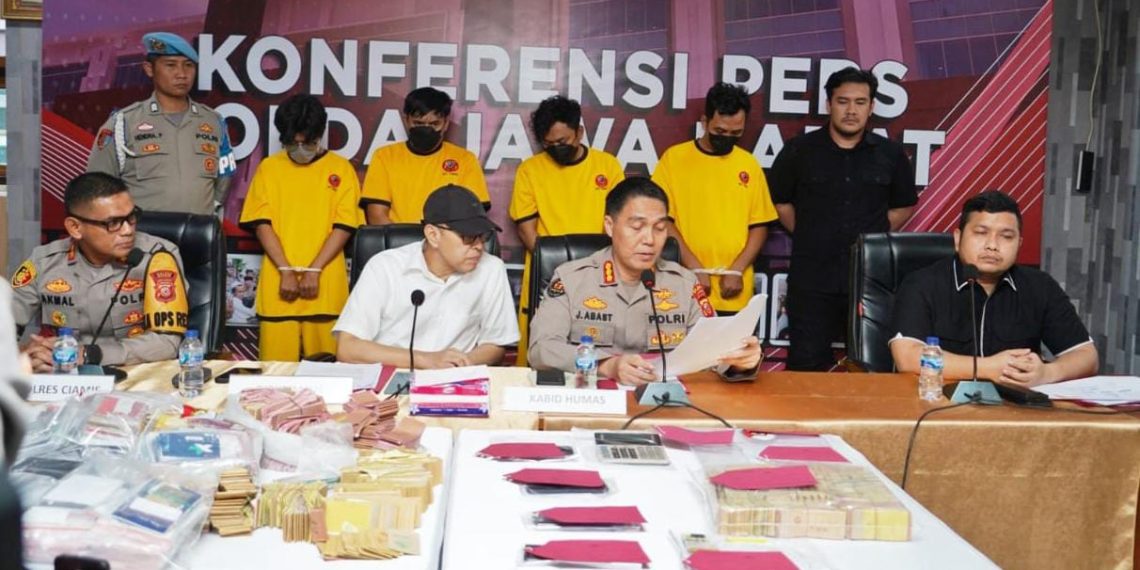 Keterangan pers pengungkapan kasus judi online beromzet Rp.356 miliar oleh Ditreskrimsus Polda Jabar dan Polres Ciamis.(Foto:Humas Polda Jabar).