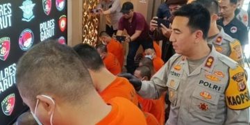 Dua oknum guru, BS (41) dan YM (31) ditangkap Satresnarkoba Polres Garut karena terlibat jaringan peredaran narkoba jenis sabu.(Foto:Istimewa).