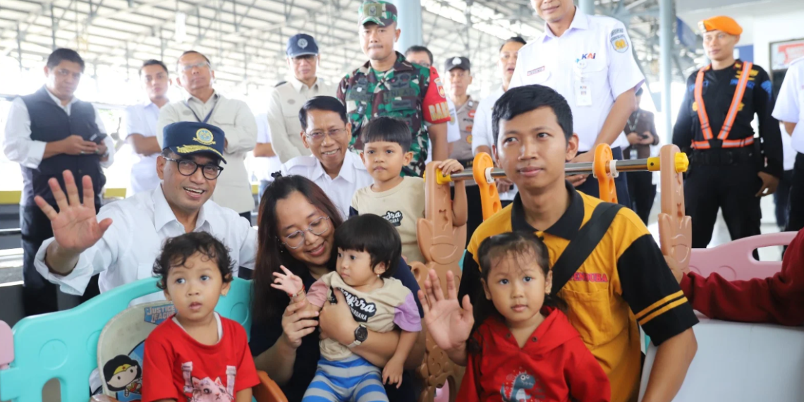 Menteri Perhubungan Budi Karya Sumadi didampingi Direktur Utama KAI Didiek Hartantyo melakukan tinjauan pelayanan kereta api di sejumlah kota dalam rangka memantau pergerakan liburan panjang Hari Raya Idul Adha.