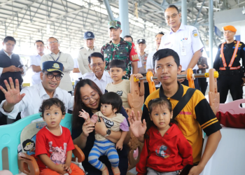 Menteri Perhubungan Budi Karya Sumadi didampingi Direktur Utama KAI Didiek Hartantyo melakukan tinjauan pelayanan kereta api di sejumlah kota dalam rangka memantau pergerakan liburan panjang Hari Raya Idul Adha.