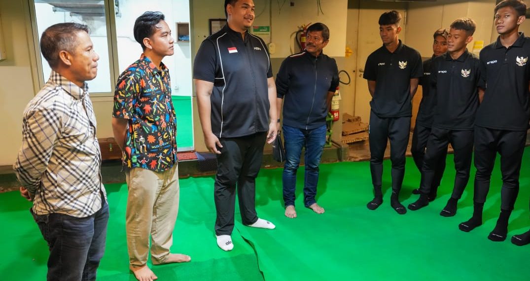 Motivasi diberikan Menteri Pemuda dan Olahraga Republik Indonesia (Menpora RI) Dito Ariotedjo dan Wali Kota Solo Gibran Rakabuming Raka kepada para punggawa muda Timnas U-16 yang akan bertanding di ajang Piala AFF 2024.(foto:egan/kemenpora.go.id)