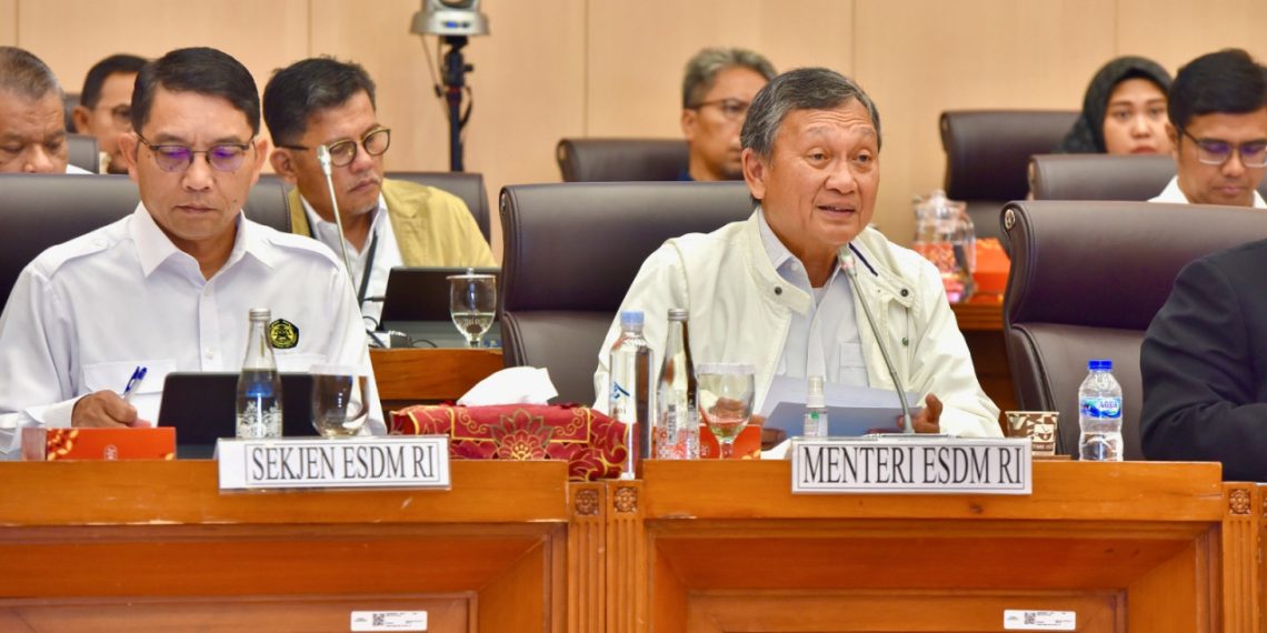 Kementerian Energi dan Sumber Daya Mineral (ESDM) mengusulkan volume Bahan Bakar Minyak (BBM) bersubsidi dalam Rancangan Anggaran Pendapatan dan Belanja Negara (RAPBN) Tahun Anggaran (TA) 2025 sebesar 18,84 - 19,99 juta Kilo Liter (KL).