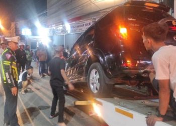 Evakuasi mobil yang menabrak empat sepeda motor di di Jalan Terusan Kopo Sayati, Marghayu, Kabupaten Bandung, Rabu malam (05/06/2024).(Foto:Istimewa).