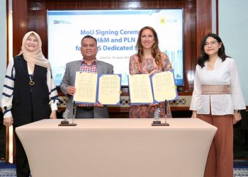 Penandatanganan nota kesepahaman Green Energy As Services (GEAS) Dedicated Source dilakukan pada Rabu (19/6) lalu di Jawa Barat. Executive Vice President (EVP) Penjualan dan Pelayanan Pelanggan Enterprise PLN, Nayusrizal, bersama dengan Regional Country Manager of China and South East Asia H&M, Jessica Wilhelmsson, serta General Manager PLN UID Jawa Barat, Susiana Mutia, turut serta dalam acara tersebut.