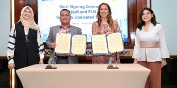 Penandatanganan nota kesepahaman Green Energy As Services (GEAS) Dedicated Source dilakukan pada Rabu (19/6) lalu di Jawa Barat. Executive Vice President (EVP) Penjualan dan Pelayanan Pelanggan Enterprise PLN, Nayusrizal, bersama dengan Regional Country Manager of China and South East Asia H&M, Jessica Wilhelmsson, serta General Manager PLN UID Jawa Barat, Susiana Mutia, turut serta dalam acara tersebut.