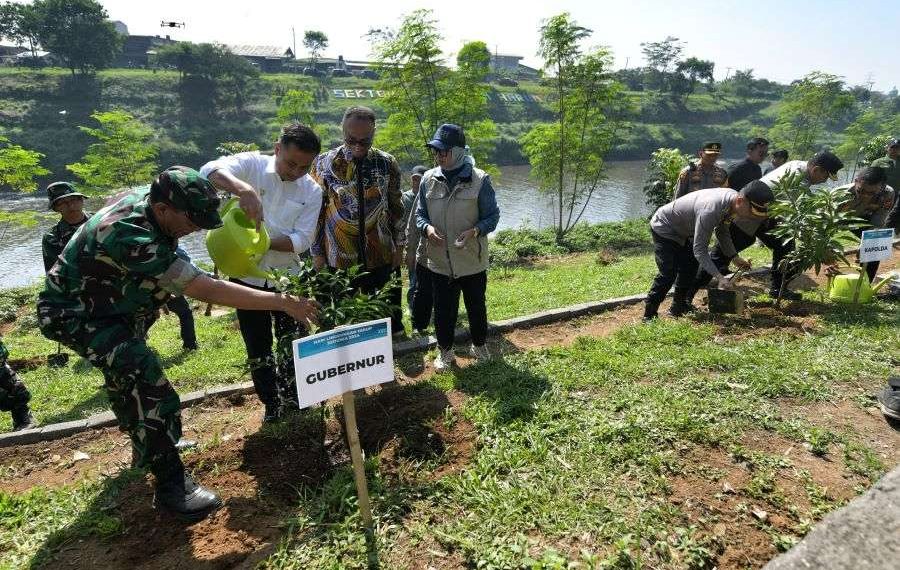Penjabat Gubernur Jawa Barat, Bey Machmudin, turut serta dalam acara Puncak Hari Lingkungan Hidup Tingkat Provinsi Jawa Barat di Taman Ikon Sektor 8 Citarum, Kabupaten Bandung.