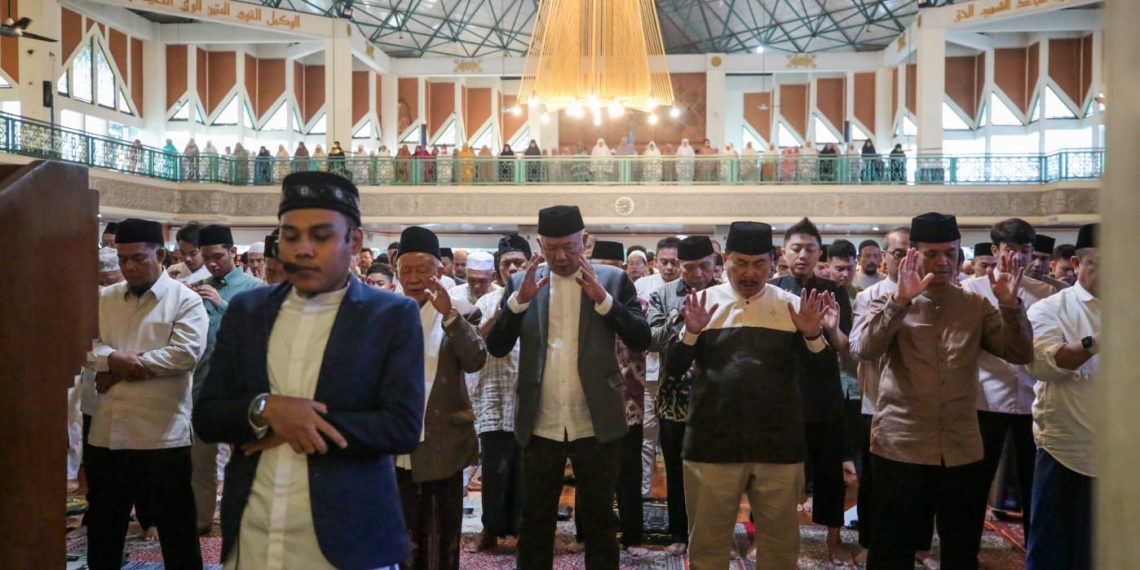 Pesan Pj Wali Kota Bandung di Hari Raya Iduladha berharap warga Kota Bandung khususnya umat muslim dapat meneladani Nabi Ibrahim AS. Warga Kota Bandung harus ikhlas dan sabar.
