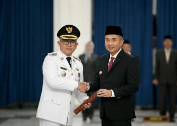 Pj Bupati Bandung Barat Ade Zakir Hasim dilantik Penjabat Gubernur Jabar Bey Machmudin di Aula Barat Gedung Sate, Sabtu (15/6/2024).