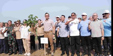 TANAM SERENTAK : Pj. Bupati Bekasi Dani Ramdan mengikuti penanaman pohon serentak, bersama Menteri Agraria dan Tata Ruang/ Badan Pertanahan Nasional (ATR/BPN) Agus Harimurti Yudhoyono (AHY), dalam rangka memperingati hari lingkungan hidup sedunia. Berlokasi di Lingkungan Komplek Pemkab. Bekasi, Cikarang Pusat. Pada Rabu, (05/06/2024). FOTO : ENDAR RAZIQ/NEWSROOM DISKOMINFOSANTIK.