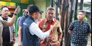 Pj Bupati Bekasi Dani Ramdan turun langsung menindak tegas toko penjual minuman keras (miras) Ilegal yang berlokasi di Kampung Tegal Gede, Desa Pasirsari Kecamatan Cikarang Selatan, pada Sabtu (29/06/2024). Foto : Dokpim Pemkab Bekasi.