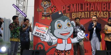 LAUNCHING PILKADA KABUPATEN BEKASI 2024 : Pj Bupati Bekasi Dani Ramdan bersama Komisioner KPU RI, Idham Holik, Ketua KPU Kabupaten Bekasi, Ali Ridho, Ketua Bawaslu Kabupaten Bekasi, Akbar Khadafi menghadiri Peluncuran Pemilihan Bupati dan Wakil Bupati Bekasi Tahun 2024 sekaligus launching jingle dan maskot Pilbup dan Wabup Bekasi, di Central Park Meikarta, pada Minggu, (02/06/2024). FOTO : JAJA JAELANI/ARIF TIARNO NEWSROOM DISKOMINFOSANTIK.