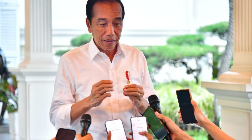 Presiden Jokowi memberikan keterangan pers di Istana Merdeka, Jakarta, pada Rabu (12/06/2024). (Foto: BPMI Setpres/Vico) Read more: https://setkab.go.id/presiden-jokowi-ajak-masyarakat-bersatu-berantas-judi-online/