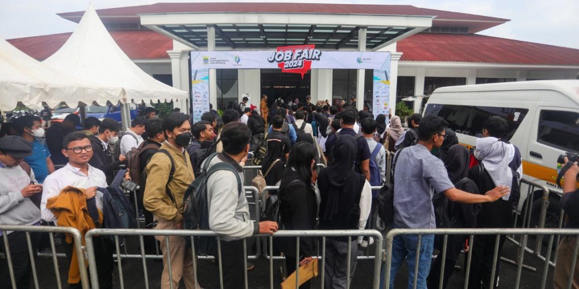 Ribuan warga Bandung padari Job Fair 2024 Kota Bandung di Grand Lodakara Hall yang diselenggarakan oleh Dinas Ketenagakerjaan Kota Bandung.