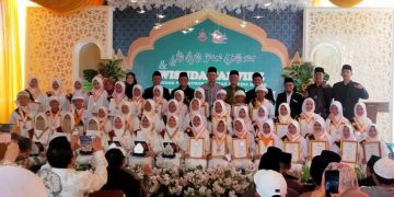 Rumah Qur’an Yava Al-Barokah wisuda para tahfidz yang berlangsung di Komplek Pondok Pesantren RQ Yava Al-Barokah, Kecamatan Pasirwangi, Kabupaten Garut, Kamis (13/6/2024).