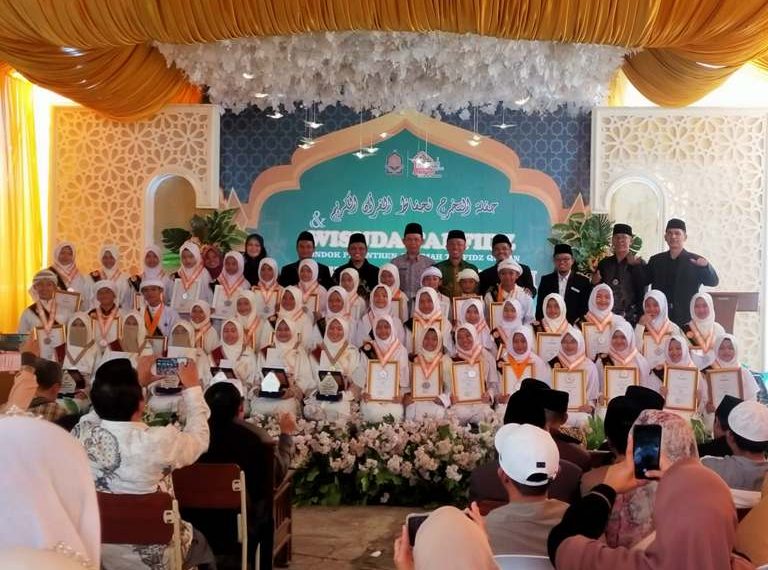 Rumah Qur’an Yava Al-Barokah wisuda para tahfidz yang berlangsung di Komplek Pondok Pesantren RQ Yava Al-Barokah, Kecamatan Pasirwangi, Kabupaten Garut, Kamis (13/6/2024).