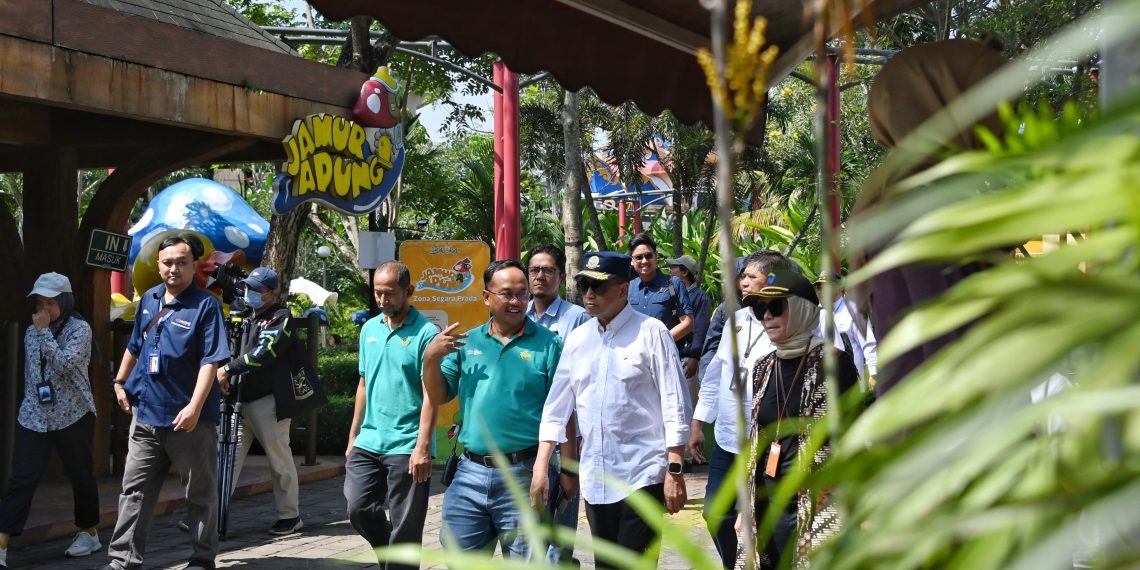 Menhub Budi Karya Sumadi melakukan kunjungan ke Saloka Theme Park, Kabupaten Semarang, Minggu (16/6).