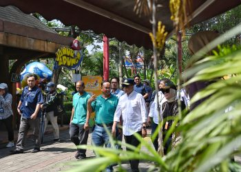 Menhub Budi Karya Sumadi melakukan kunjungan ke Saloka Theme Park, Kabupaten Semarang, Minggu (16/6).