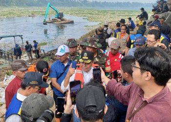 Sekda Jabar tinjau pembersihan sampah Citarum di Batujajar Selasa (18/6/2024), tepatnya Jembatan Babakan Sapan (BBS) Batujajar, Desa Selacau, Kecamatan Batujajar, Kabupaten Bandung Barat.
