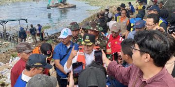 Sekda Jabar tinjau pembersihan sampah Citarum di Batujajar Selasa (18/6/2024), tepatnya Jembatan Babakan Sapan (BBS) Batujajar, Desa Selacau, Kecamatan Batujajar, Kabupaten Bandung Barat.