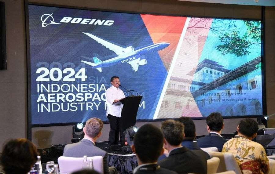 - Sekretaris Daerah Provinsi Jawa Barat Herman Suryatman membuka 2024 Indonesia Aerospace Industry Forum atau Forum Industri Penerbangan Indonesia 2024 di Jasmine Ballroom, Pullman Grand Central Bandung, Selasa (11/6/2024).