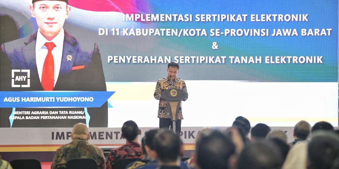 Peluncuran Implementasi Sertipikat Elektronik serta Penyerahan Sertipikat Elektronik Aset Pemerintah, Pemerintah Daerah, Barang Milik Negara (BMN) dan Perorangan di Wilayah Provinsi Jabar. Seremoni peluncuran dilakukan langsung bersama Menteri ATR/Kepala BPN Agus Harimurti Yudhoyono di Aula Barat Gedung Sate, Kota Bandung, Minggu (9/6/2024) malam.