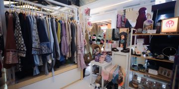 Dua belas pelaku Usaha Mikro, Kecil, dan Menengah (UMKM) yang dibina oleh Dinas Koperasi dan Usaha Kecil Menengah (Dekranasda) Kota Bandung menunjukkan kepiawaian mereka dalam acara Karya Kreatif Jawa Barat (KKJ) dan Pekan Kreatif Jawa Barat (PKJB) 2024, yang berlangsung di Trans Studio Mall. Mereka berpartisipasi dalam dua kategori utama: fesyen dan kriya.