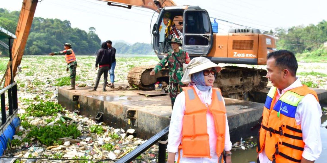 Penjabat Gubernur Jawa Barat Bey Machmudin cek Sungai Citarum penuh sampah di bawah jembatan Babakan Sapaan, Kecamatan Batujajar, Kabupaten Bandung Barat, Rabu (12/6/2024).