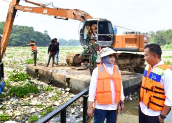 Penjabat Gubernur Jawa Barat Bey Machmudin cek Sungai Citarum penuh sampah di bawah jembatan Babakan Sapaan, Kecamatan Batujajar, Kabupaten Bandung Barat, Rabu (12/6/2024).