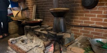 Dumuk Bareto adalah salah satu spot kuliner tematik di Kota Bandung. Restoran ini berada di Jalan Sukawangi No.1A, Gegerkalong.