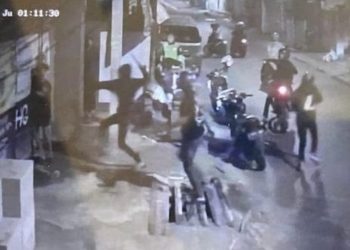 Tangkapan layar CCTV aksi penyerangan dan penganiayaan geng motor terhadap dua remaja di Kota Cimahi.(Foto:Istimewa).
