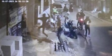 Tangkapan layar CCTV aksi penyerangan dan penganiayaan geng motor terhadap dua remaja di Kota Cimahi.(Foto:Istimewa).