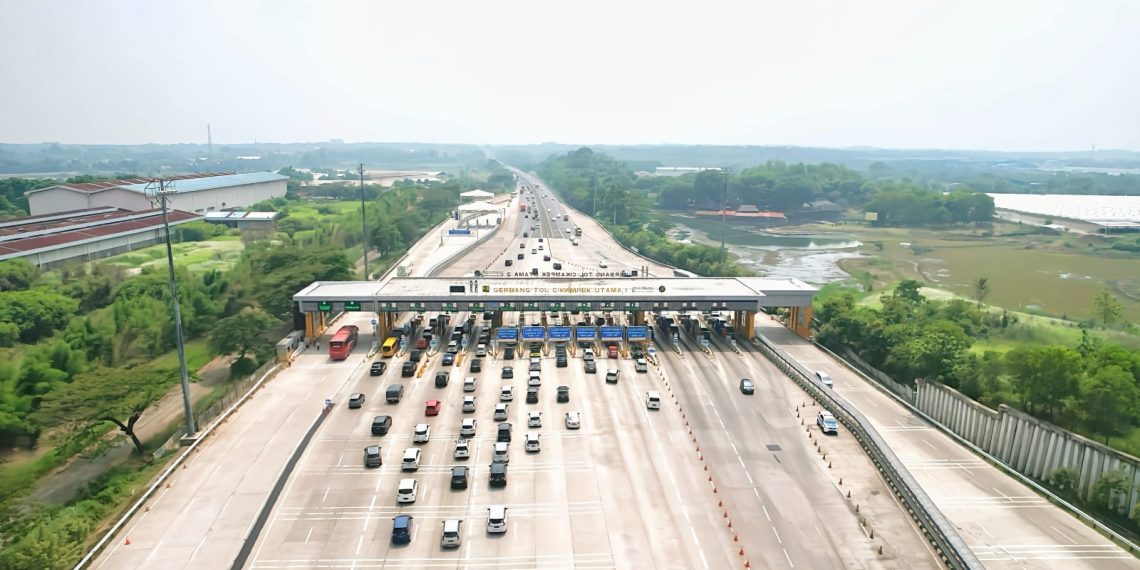 Mudik Iduladha 2024, sebanyak 842.227 akan tinggalkan Jabotabek, ungkap siaran pers PT Jasa Marga (Persero) Tbk. Jasa Marga mengatakan hal itu akan terjadi selama lima hari yaitu pada Jumat (14/06) hingga Selasa (18/06).