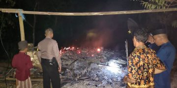 Kebakaran rumah Mak Iti di Sukabumi, tepatnya warga Kampung Gunungbatu RT 004/006 Desa Cikidang Kec. Cikidang Kab. Sukabumi.