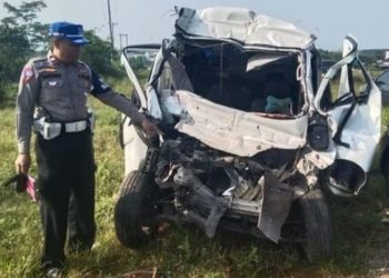 Mobil minibus Luxio dalam kondisi ringsek setelah menabrak truk dari arah belakang di ruas Jalan Tol Cisumdawu, Jum'at (13/06/2024).(Foto:Istimewa)