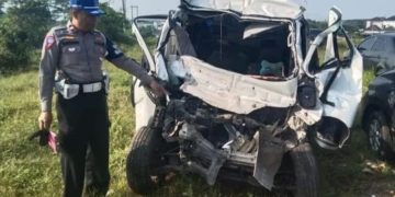Mobil minibus Luxio dalam kondisi ringsek setelah menabrak truk dari arah belakang di ruas Jalan Tol Cisumdawu, Jum'at (13/06/2024).(Foto:Istimewa)