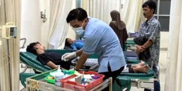 Warga korban keracunan makanan mendapat penanganan tim medis RSUD Sekarwangi, Cibadak, Kabupaten Sukabumi.(Foto:Istimewa)