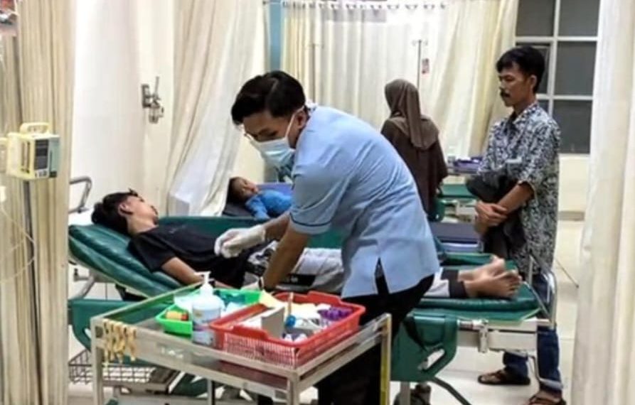 Warga korban keracunan makanan mendapat penanganan tim medis RSUD Sekarwangi, Cibadak, Kabupaten Sukabumi.(Foto:Istimewa)