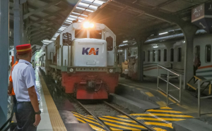 Kereta api stasiun lokomotif petugas arus balik iduladha