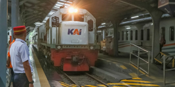 Kereta api stasiun lokomotif petugas arus balik iduladha,stasiun banyuwangi,barang tertinggal