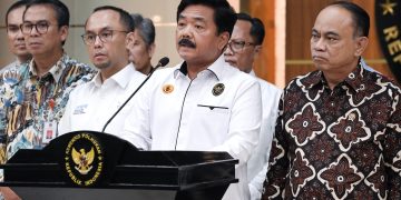 Menkominfo Budi Arie Setiadi saat mendampingi Menkopolhukam Hadi Tjahjanto dalam Konferensi Pers usai Rapat Satuan Tugas Pemberantasan Perjudian Daring di Kantor Kemenko Polhulam, Jakarta Pusat, Rabu (19/06/2024). - (DRA)