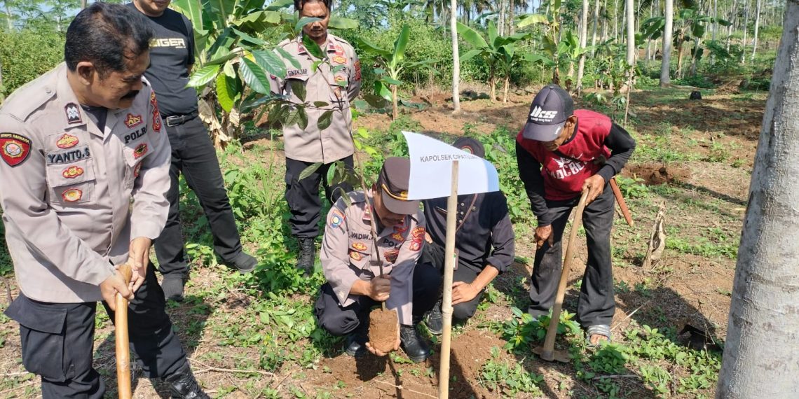 Sambut HUT Bhayangkara Ke-78, jajaran Kepolisian Daerah (Polda) Jawa Barat (Jabar) melakukan aksi penanaman pohon.