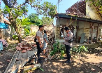 Rumah ambruk karena termakan usia di Pangandaran, tepatnya di Dusun Parigi RT 001 RW 002 Desa Parigi Kecamatan Parigi Kabupaten Pangandaran.