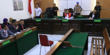 Eman Sulaeman, hakim tunggal sidang gugatan praperadilan tersangka Pegi Setiawan, di Pengadilan Negeri (PN) Bandung, Senin (24/06/2024), menunda persidangan karena ketidak hadiran pihak termohon (Polda Jabar).(Foto:Istimewa).