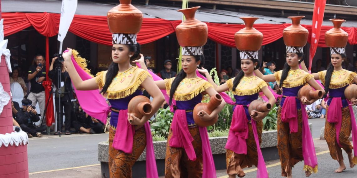 Ribuan masyarakat dari dalam maupun luar Kabupaten Kuningan tumpah ruah menyaksikan Puncak Upacara adat seren taun 22 rayagung 1957 Saka Sunda yang digelar oleh Yayasan Tri Panca Tunggal Cigugur, Sabtu (29/06/2024).