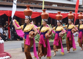 Ribuan masyarakat dari dalam maupun luar Kabupaten Kuningan tumpah ruah menyaksikan Puncak Upacara adat seren taun 22 rayagung 1957 Saka Sunda yang digelar oleh Yayasan Tri Panca Tunggal Cigugur, Sabtu (29/06/2024).