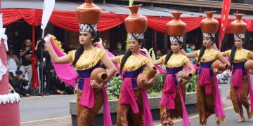 Ribuan masyarakat dari dalam maupun luar Kabupaten Kuningan tumpah ruah menyaksikan Puncak Upacara adat seren taun 22 rayagung 1957 Saka Sunda yang digelar oleh Yayasan Tri Panca Tunggal Cigugur, Sabtu (29/06/2024).
