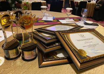 BANDUNG - BAZNAS Kabupaten Ciamis kembali raih penghargaan tingkat Provinsi Jawa Barat. Dalam ajang penghargaan yang diselenggarakan oleh BAZNAS Provinsi Jawa Barat, BAZNAS Kab. Ciamis berhasil meraih lima prestasi yang mengesankan. Acara yang dihelat Badan Amil Zakat Nasional (BAZNAS) Provinsi Jawa Barat tersebut digelar di Grand Sunshine Resort & Convention, Jl. Raya Soreang Kabupaten Bandung, pada Rabu (10/7/2024). Prestasi-prestasi yang berhasil diraih oleh BAZNAS Kab. Ciamis meliputi beberapa kategori penting, di antaranya: 1. Fungsi Pengawasan Terbaik : BAZNAS Kab. Ciamis dinilai memiliki sistem pengawasan yang sangat baik, memastikan bahwa pengelolaan zakat dilakukan dengan transparan dan akuntabel. 2. Kepala Daerah Pendukung Zakat Terbaik : Penghargaan ini diberikan kepada kepala daerah yang telah menunjukkan dukungan luar biasa dalam program zakat, diantaranya dalam bentuk regulasi dan infrastruktur pengembangan pengelolaan Zakat. 3. Koordinasi Terbaik dengan BAZNAS Jabar : BAZNAS Kab. Ciamis menunjukkan koordinasi yang luar biasa dengan BAZNAS Provinsi Jawa Barat, memastikan program dan kegiatan zakat berjalan harmonis dan efektif. 4. Nominator Laporan SIMBA Terbaik : Dalam kategori ini, BAZNAS Kab. Ciamis diakui sebagai salah satu nominator untuk laporan Sistem Informasi Manajemen BAZNAS (SIMBA) terbaik, menunjukkan kepatuhan terhadap standar pelaporan yang tinggi. 5. Nominator Pencapaian Target Pengumpulan Terbaik : BAZNAS Kab. Ciamis juga menjadi nominator dalam pencapaian target pengumpulan zakat terbaik, menandakan upaya mereka yang sukses dalam mengoptimalkan pengumpulan zakat dari masyarakat. Ketua BAZNAS Kab. Ciamis, H. Lili Miftah, menyampaikan rasa syukur dan bangganya atas pencapaian tersebut. Katanya prestasi ini adalah hasil kerja keras seluruh tim BAZNAS Kab. Ciamis dan dukungan penuh dari masyarakat serta pemerintah daerah. “Kami menghaturkan terima kasih kepada Pemerintah Daerah, Kantor Kementerian Agama, Stakeholders, Civitas Perzakatan dan seluruh Masyarakat Tatar Galuh Ciamis atas dukungan dan kepercayaannya. Kami akan terus berupaya memberikan yang terbaik dalam pengelolaan zakat di Kabupaten Ciamis,” ungkapnya dikutip dari situs Pemkab Ciamis. Dengan pencapaian ini, BAZNAS Kab. Ciamis semakin memantapkan posisinya sebagai lembaga pengelola zakat yang profesional dan terpercaya di Provinsi Jawa Barat. Semoga prestasi ini dapat terus memotivasi BAZNAS Kab. Ciamis untuk meningkatkan kualitas pelayanan dan pengelolaan zakat di masa mendatang.