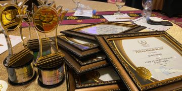 BANDUNG - BAZNAS Kabupaten Ciamis kembali raih penghargaan tingkat Provinsi Jawa Barat. Dalam ajang penghargaan yang diselenggarakan oleh BAZNAS Provinsi Jawa Barat, BAZNAS Kab. Ciamis berhasil meraih lima prestasi yang mengesankan. Acara yang dihelat Badan Amil Zakat Nasional (BAZNAS) Provinsi Jawa Barat tersebut digelar di Grand Sunshine Resort & Convention, Jl. Raya Soreang Kabupaten Bandung, pada Rabu (10/7/2024). Prestasi-prestasi yang berhasil diraih oleh BAZNAS Kab. Ciamis meliputi beberapa kategori penting, di antaranya: 1. Fungsi Pengawasan Terbaik : BAZNAS Kab. Ciamis dinilai memiliki sistem pengawasan yang sangat baik, memastikan bahwa pengelolaan zakat dilakukan dengan transparan dan akuntabel. 2. Kepala Daerah Pendukung Zakat Terbaik : Penghargaan ini diberikan kepada kepala daerah yang telah menunjukkan dukungan luar biasa dalam program zakat, diantaranya dalam bentuk regulasi dan infrastruktur pengembangan pengelolaan Zakat. 3. Koordinasi Terbaik dengan BAZNAS Jabar : BAZNAS Kab. Ciamis menunjukkan koordinasi yang luar biasa dengan BAZNAS Provinsi Jawa Barat, memastikan program dan kegiatan zakat berjalan harmonis dan efektif. 4. Nominator Laporan SIMBA Terbaik : Dalam kategori ini, BAZNAS Kab. Ciamis diakui sebagai salah satu nominator untuk laporan Sistem Informasi Manajemen BAZNAS (SIMBA) terbaik, menunjukkan kepatuhan terhadap standar pelaporan yang tinggi. 5. Nominator Pencapaian Target Pengumpulan Terbaik : BAZNAS Kab. Ciamis juga menjadi nominator dalam pencapaian target pengumpulan zakat terbaik, menandakan upaya mereka yang sukses dalam mengoptimalkan pengumpulan zakat dari masyarakat. Ketua BAZNAS Kab. Ciamis, H. Lili Miftah, menyampaikan rasa syukur dan bangganya atas pencapaian tersebut. Katanya prestasi ini adalah hasil kerja keras seluruh tim BAZNAS Kab. Ciamis dan dukungan penuh dari masyarakat serta pemerintah daerah. “Kami menghaturkan terima kasih kepada Pemerintah Daerah, Kantor Kementerian Agama, Stakeholders, Civitas Perzakatan dan seluruh Masyarakat Tatar Galuh Ciamis atas dukungan dan kepercayaannya. Kami akan terus berupaya memberikan yang terbaik dalam pengelolaan zakat di Kabupaten Ciamis,” ungkapnya dikutip dari situs Pemkab Ciamis. Dengan pencapaian ini, BAZNAS Kab. Ciamis semakin memantapkan posisinya sebagai lembaga pengelola zakat yang profesional dan terpercaya di Provinsi Jawa Barat. Semoga prestasi ini dapat terus memotivasi BAZNAS Kab. Ciamis untuk meningkatkan kualitas pelayanan dan pengelolaan zakat di masa mendatang.