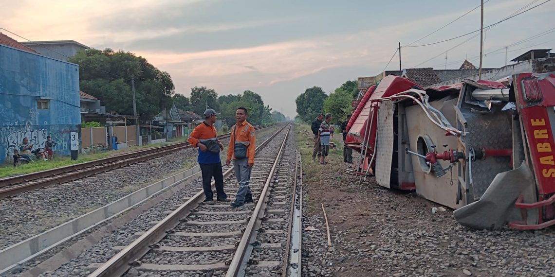 Insiden tabrakan mobil pemadam kebakaran dengan KA Barang di Stasiun Haurgeulis Indramayu terjadi pada Selasa sekitar pukul 01.55 WIB.