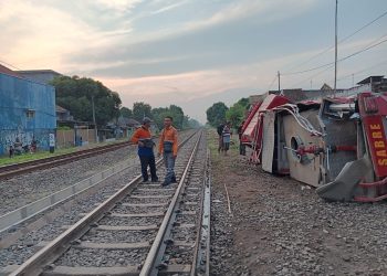 Insiden tabrakan mobil pemadam kebakaran dengan KA Barang di Stasiun Haurgeulis Indramayu terjadi pada Selasa sekitar pukul 01.55 WIB.